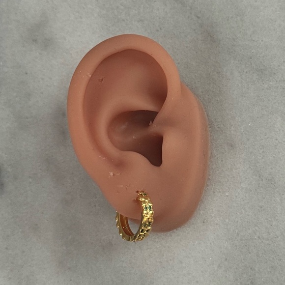 Gold Green Crystal Flower Pave Hoop Earrings 

Brand New - Picture 3 of 4